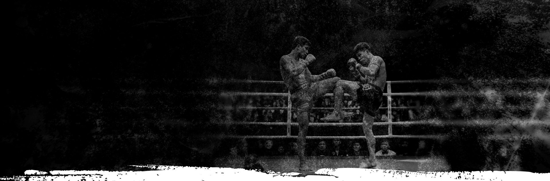 Banner principal: dois atletas de Muay Thai em posição de luta
